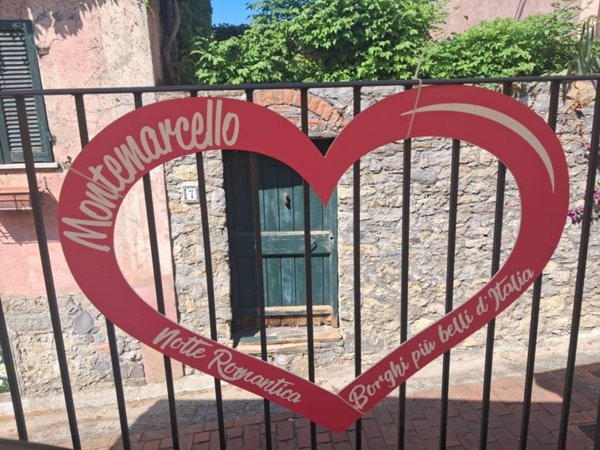 casa indipendente in vendita ad Ameglia in zona Montemarcello