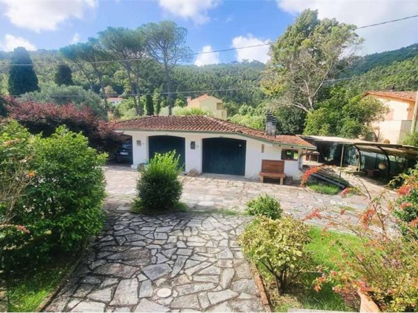 casa indipendente in vendita ad Ameglia in zona Bocca di Magra