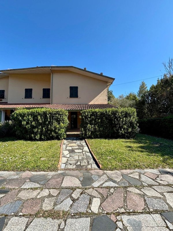 casa indipendente in vendita ad Ameglia in zona Cafaggio