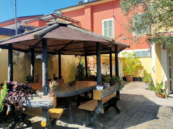 casa semindipendente in vendita ad Ameglia in zona Cafaggio
