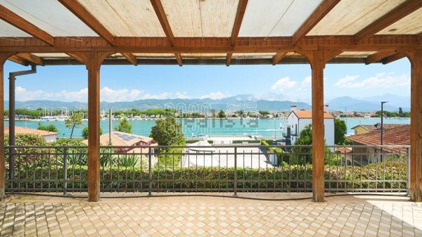 casa indipendente in vendita ad Ameglia in zona Bocca di Magra