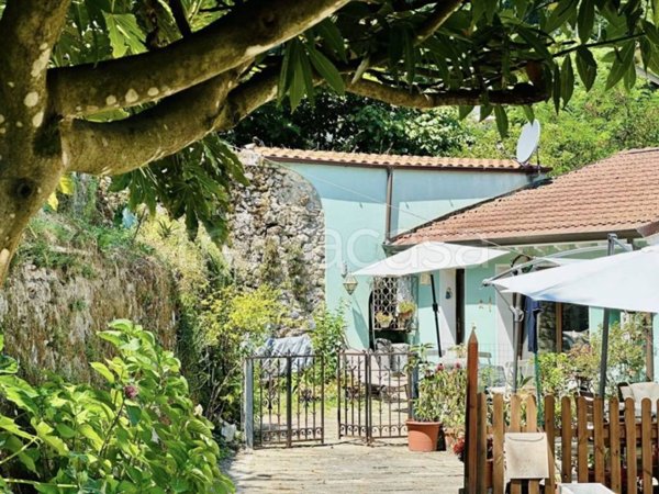 casa indipendente in vendita ad Ameglia in zona Bocca di Magra