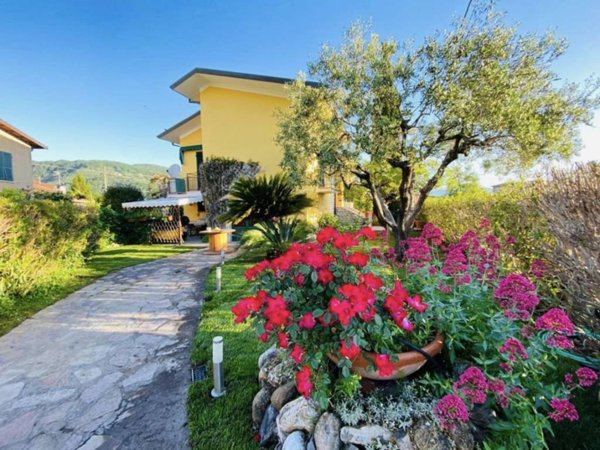 casa indipendente in vendita ad Ameglia in zona Bocca di Magra