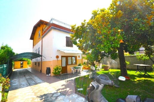 casa indipendente in vendita ad Ameglia in zona Bocca di Magra