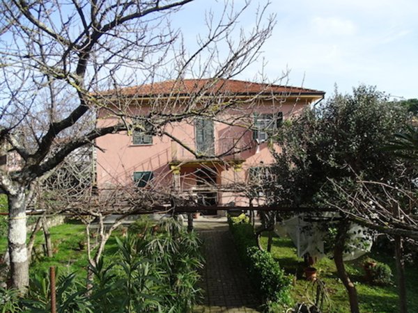 casa indipendente in vendita ad Ameglia in zona Bocca di Magra