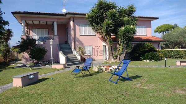 casa indipendente in vendita ad Ameglia