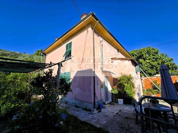 casa indipendente in vendita ad Ameglia in zona Bocca di Magra