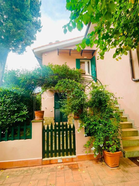 appartamento in vendita ad Ameglia in zona Fiumaretta
