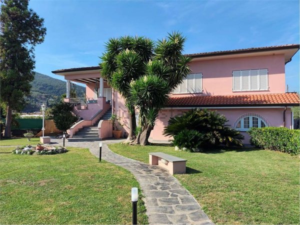 casa indipendente in vendita ad Ameglia in zona Cafaggio