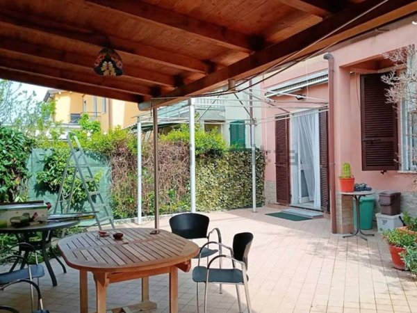 casa indipendente in vendita ad Ameglia in zona Bocca di Magra