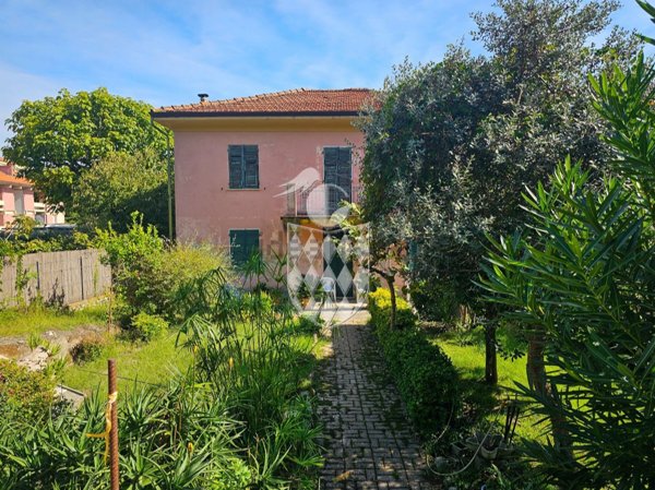 casa indipendente in vendita ad Ameglia in zona Bocca di Magra