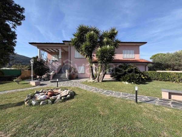 casa indipendente in vendita ad Ameglia