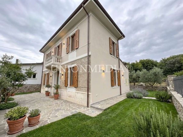 casa indipendente in vendita ad Ameglia in zona Montemarcello