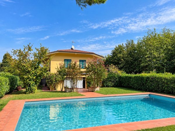 casa indipendente in vendita ad Ameglia in zona Bocca di Magra