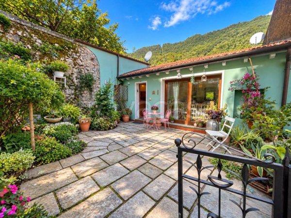 casa indipendente in vendita ad Ameglia in zona Fiumaretta