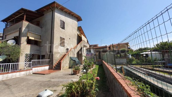 casa indipendente in vendita ad Arcola in zona Romito Magra