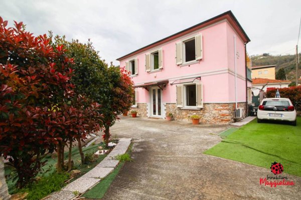 casa indipendente in vendita ad Arcola in zona Romito Magra