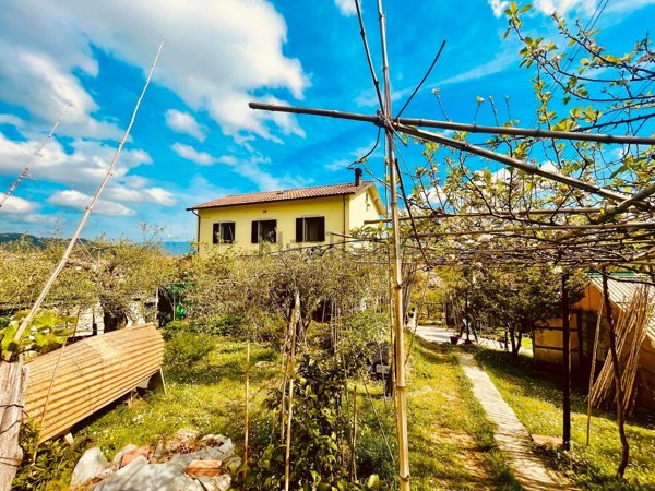 casa indipendente in vendita ad Arcola in zona Ressora