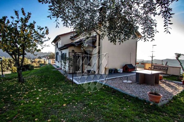 casa indipendente in vendita ad Arcola in zona Baccano