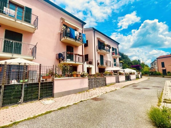 appartamento in vendita ad Arcola in zona Romito Magra