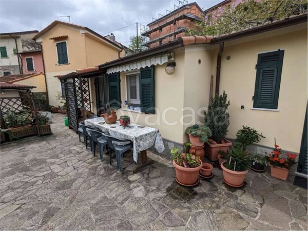 casa indipendente in vendita ad Arcola in zona Romito Magra