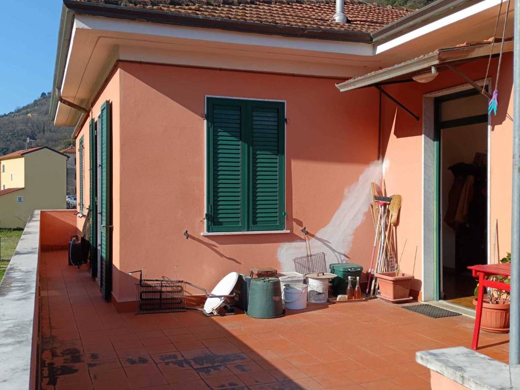 appartamento in vendita ad Arcola in zona Romito Magra