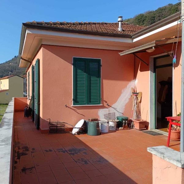 appartamento in vendita ad Arcola in zona Romito Magra