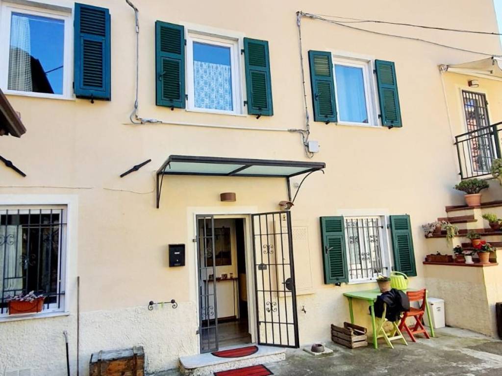 casa indipendente in vendita ad Arcola in zona Romito Magra
