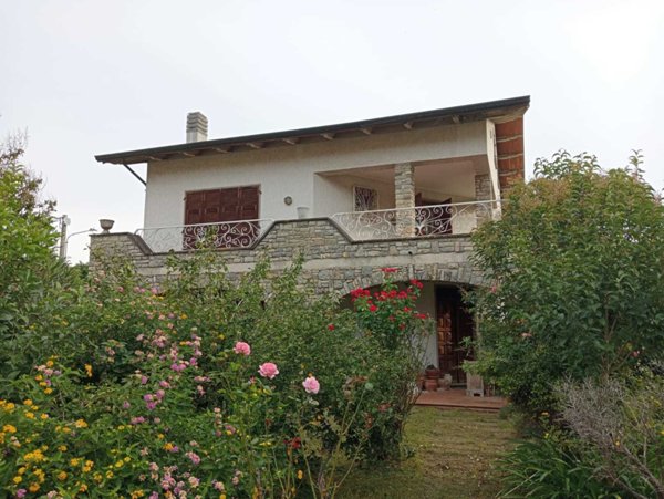 casa indipendente in vendita ad Arcola in zona Romito Magra