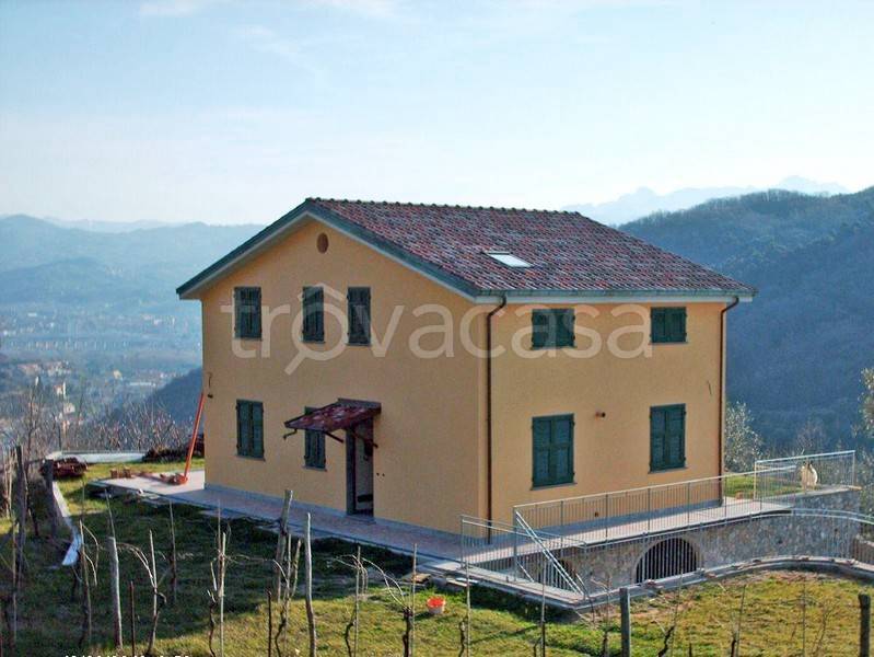 casa indipendente in vendita ad Arcola in zona Cerri