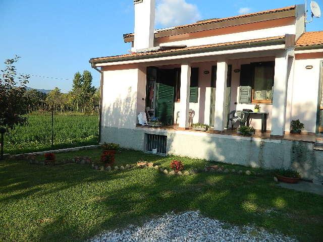 casa indipendente in vendita ad Arcola in zona Ressora