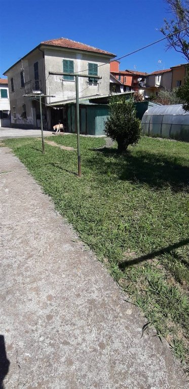 casa indipendente in vendita ad Arcola in zona Romito Magra