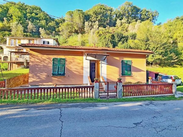 casa indipendente in vendita ad Arcola in zona Ressora