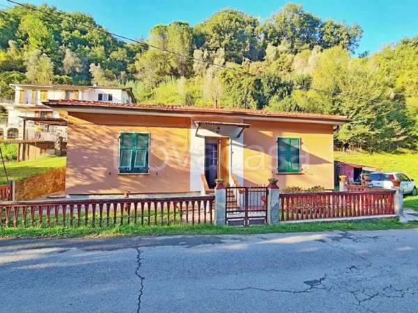 casa indipendente in vendita ad Arcola in zona Ressora
