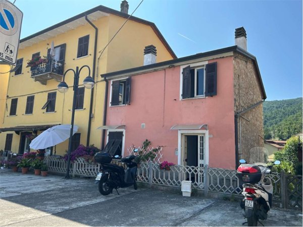 casa indipendente in vendita ad Arcola in zona Romito Magra