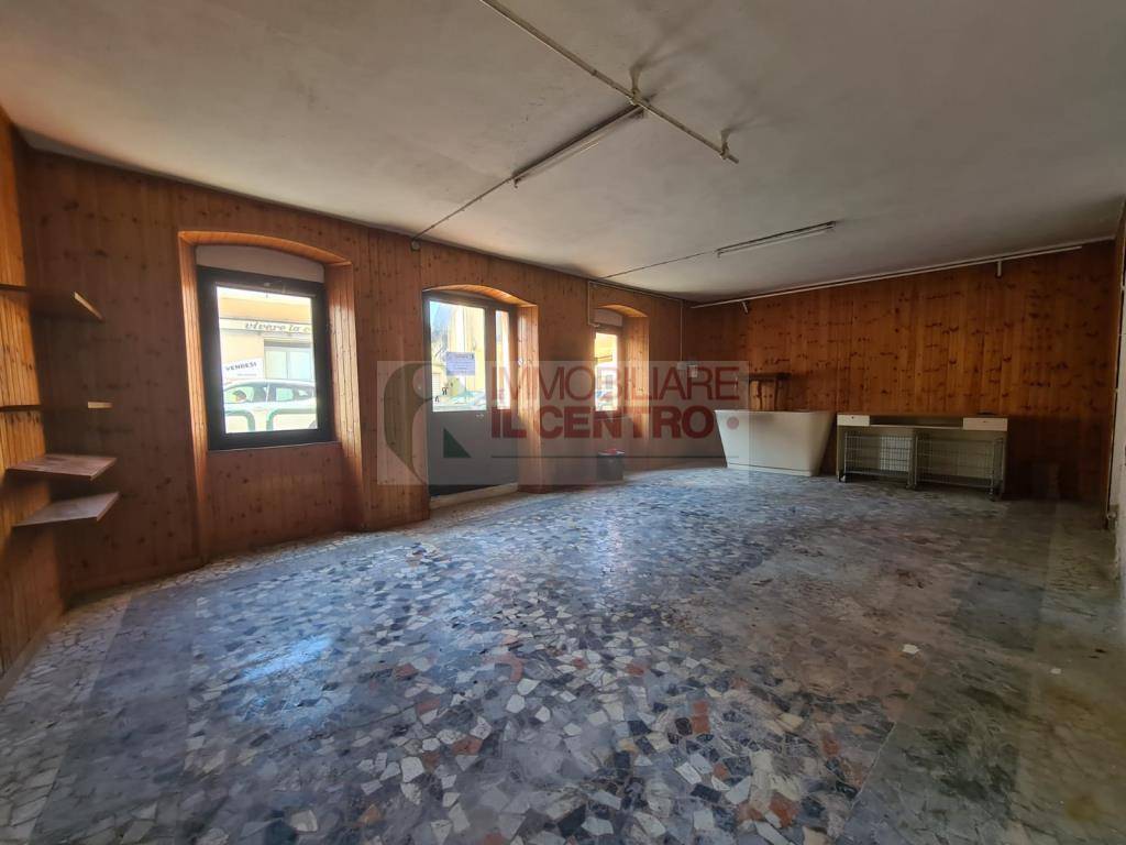 negozio in vendita ad Arcola in zona Romito Magra