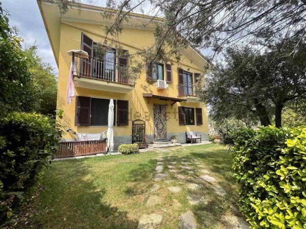 casa indipendente in vendita ad Arcola in zona Ressora