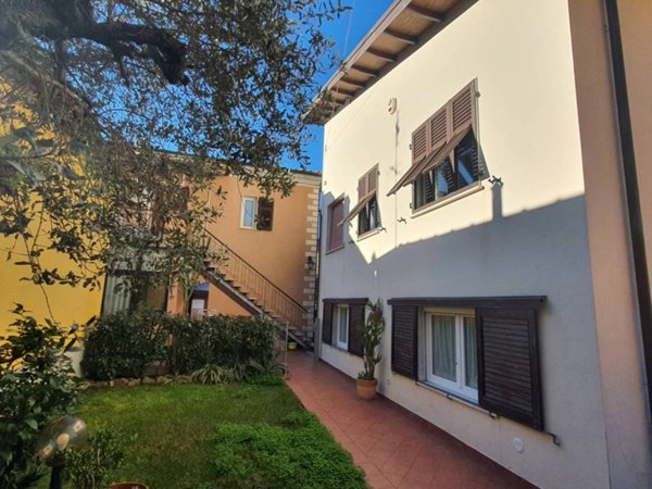 casa indipendente in vendita ad Arcola in zona Romito Magra