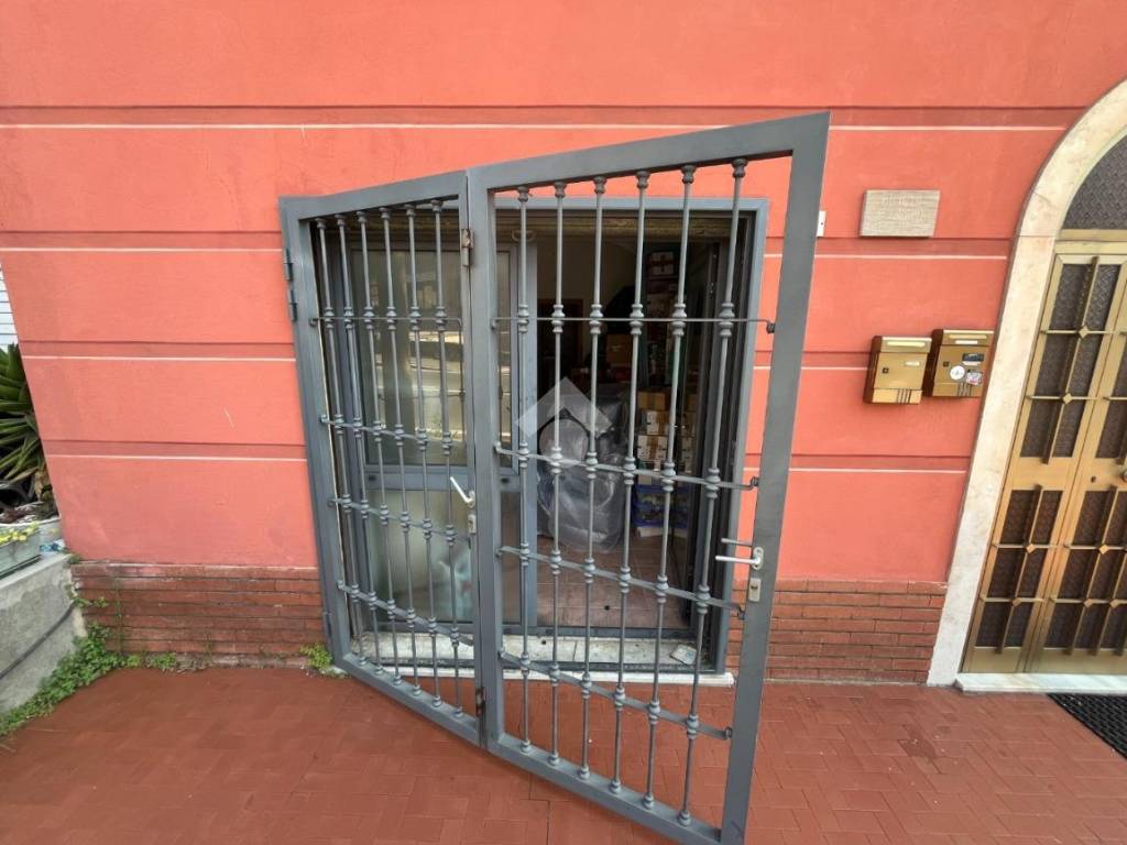 negozio in vendita ad Arcola in zona Romito Magra