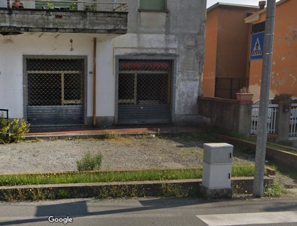 negozio in vendita ad Arcola in zona Romito Magra