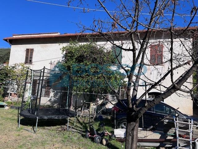 casa indipendente in vendita ad Arcola in zona Romito Magra