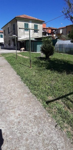 casa indipendente in vendita ad Arcola in zona Romito Magra