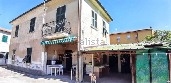 casa indipendente in vendita ad Arcola in zona Romito Magra