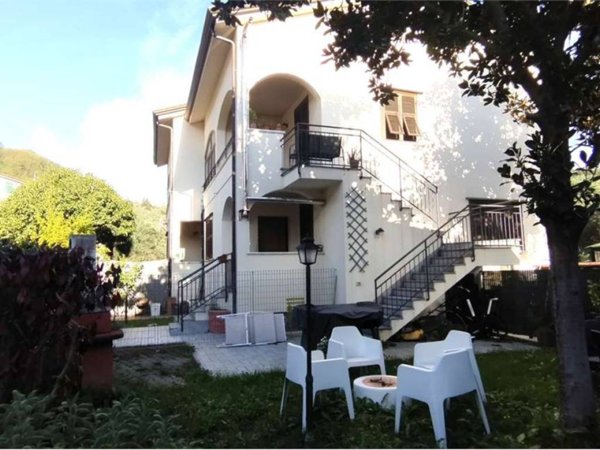 casa indipendente in vendita ad Arcola in zona Romito Magra