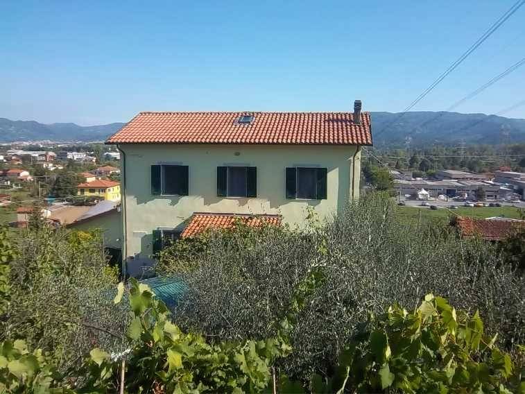 casa indipendente in vendita ad Arcola in zona Ressora