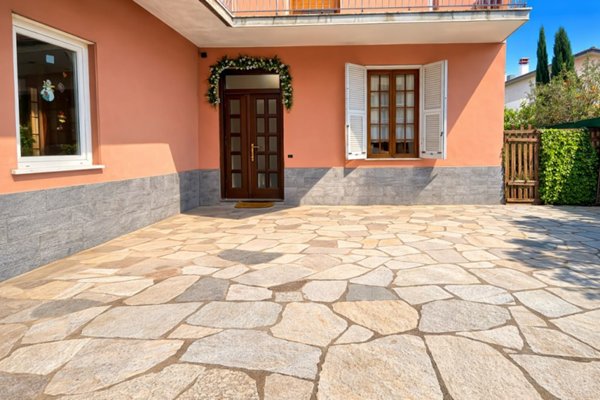 casa indipendente in vendita ad Arcola in zona Romito Magra