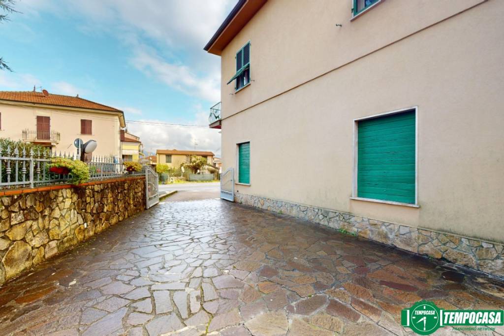 casa indipendente in vendita ad Arcola in zona Ressora