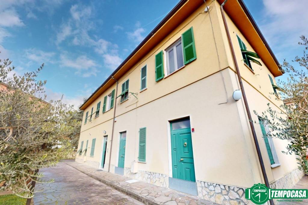 casa indipendente in vendita ad Arcola in zona Ressora