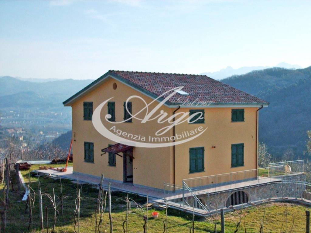 casa indipendente in vendita ad Arcola in zona Cerri