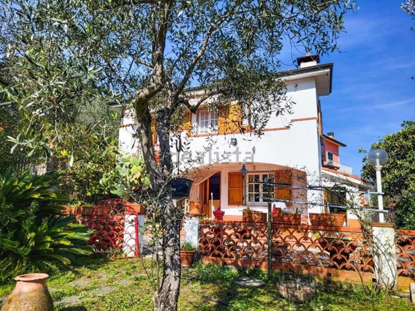 casa indipendente in vendita ad Arcola in zona Cerri